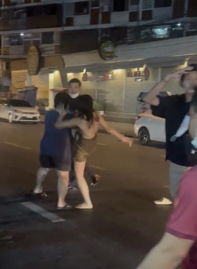 Female Thai-boxing trainer kicks man after being poured with beer