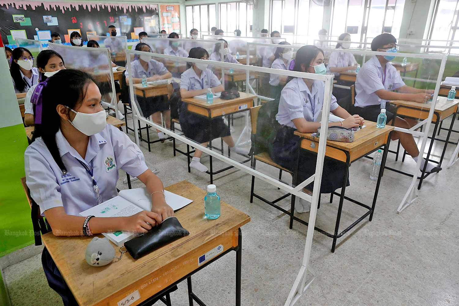 Thai students back to school