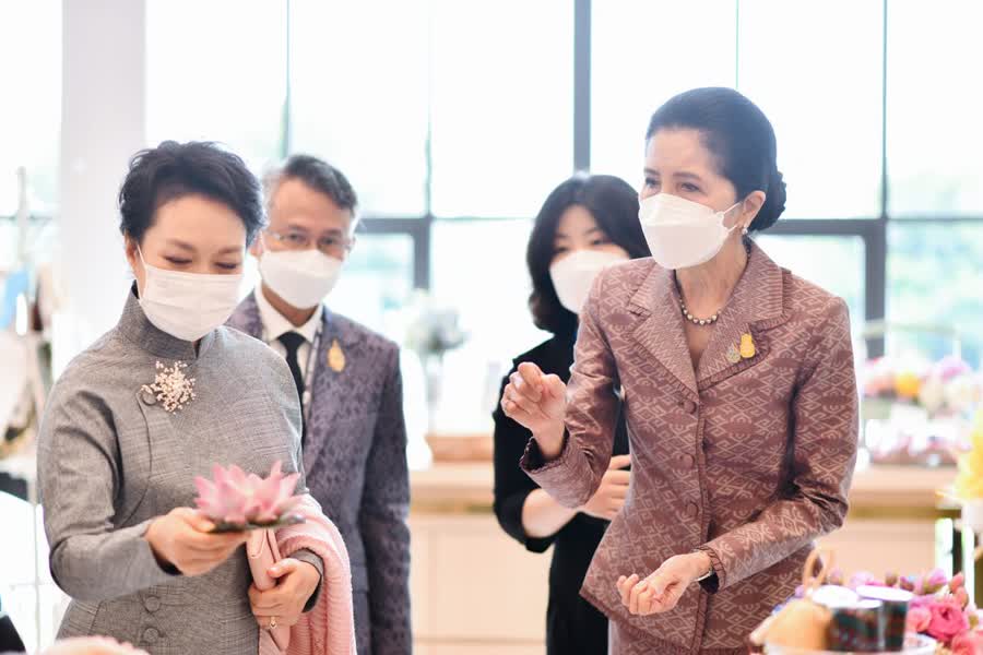 The spouses of APEC leaders visit Ayutthaya to appreciate Thai works of art and craft