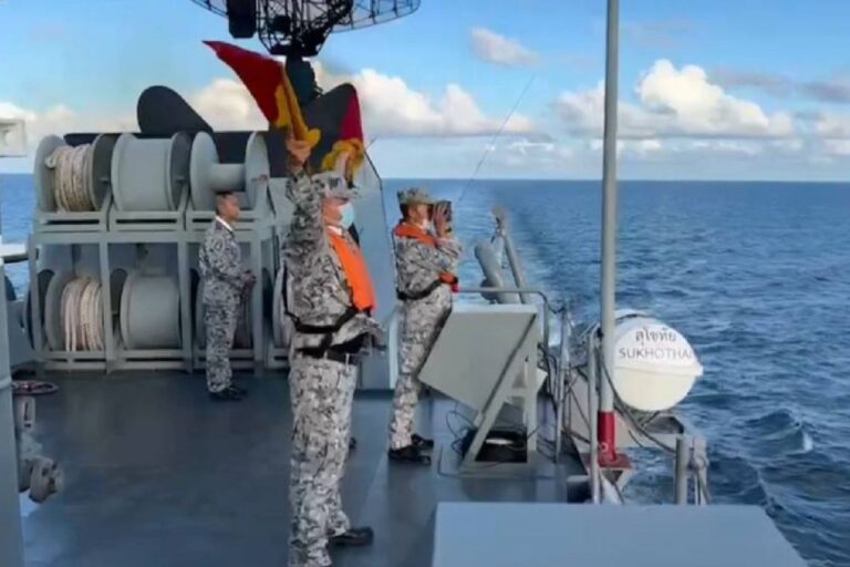 Thai and Vietnamese warships patrol the contact zone together