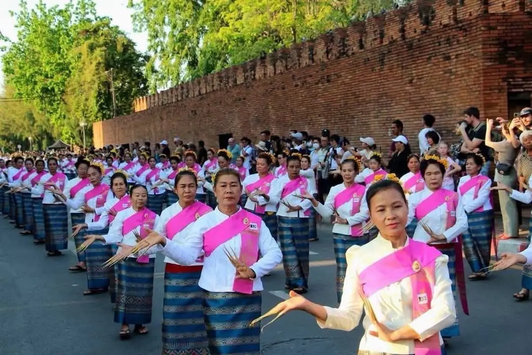 Chiang Mai Sets Guinness World Record for Largest Fawn Leb Dance Performance