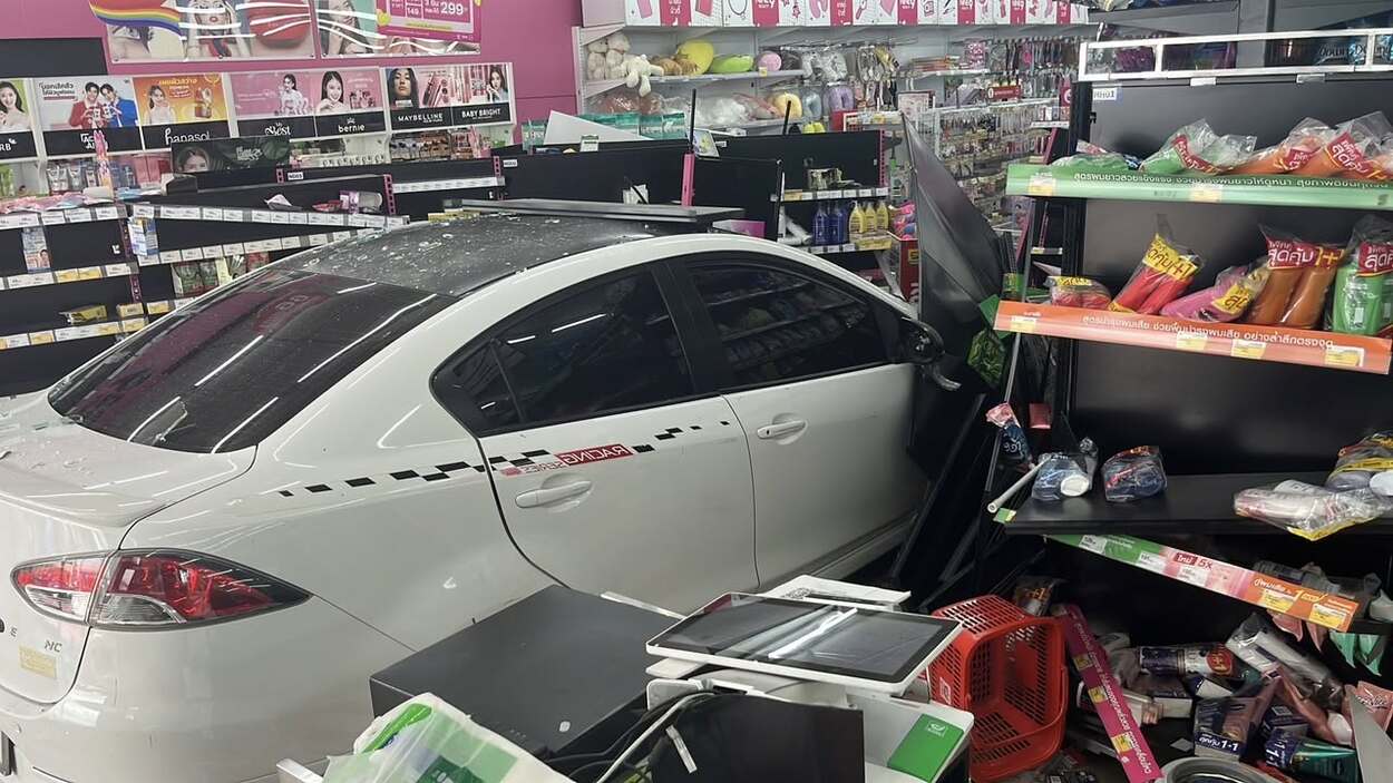 Car crashes into Suphan Buri supermarket after accelerator sticks