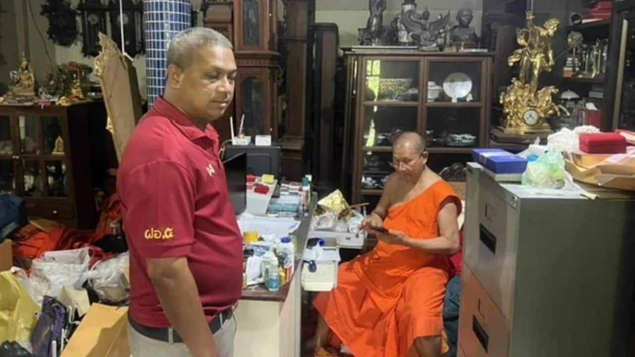 Bangkok abbot reports theft, prompts wealth scrutiny