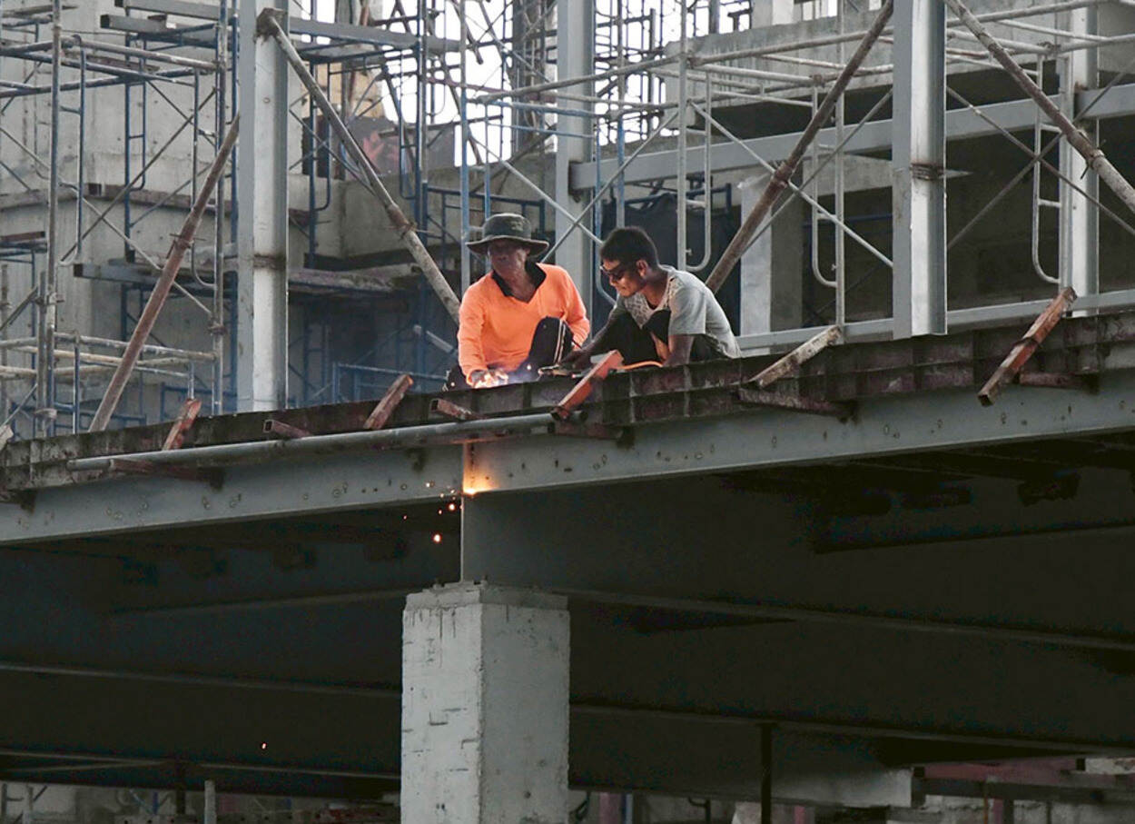 Thailand Raises Minimum Wage to 400 Baht in Key Sectors