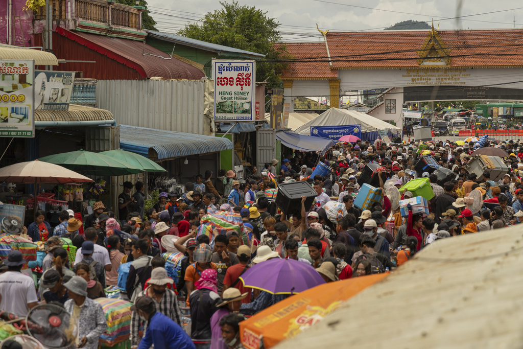 Cambodian migrants return home amid Thai border tensions